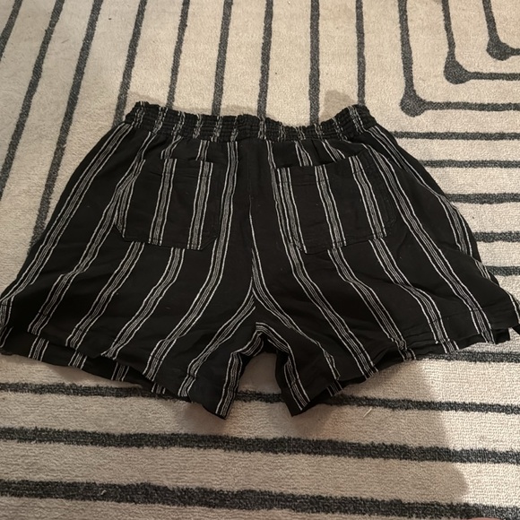 Briggs New York Women's Linen Blend Pull-On Shorts with Pockets and Drawstring - Picture 7 of 9